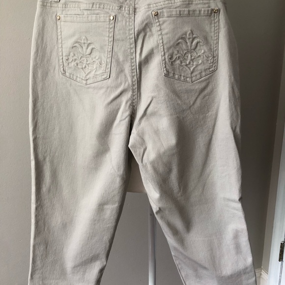 JM collection petite size 10P like new denim capris - Picture 2 of 3